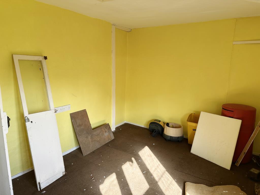 Lot: 162 - COMMERCIAL PREMISES WITH THREE-BEDROOM MAISONETTE CLOSE TO HIGH STREET FOR REPAIR - Flat - Bedroom 2